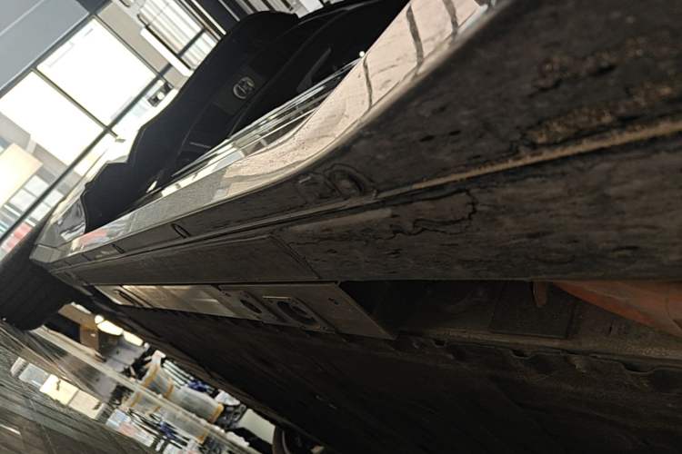 Used Nio ES6 2025 75 kWh Right Side Sill