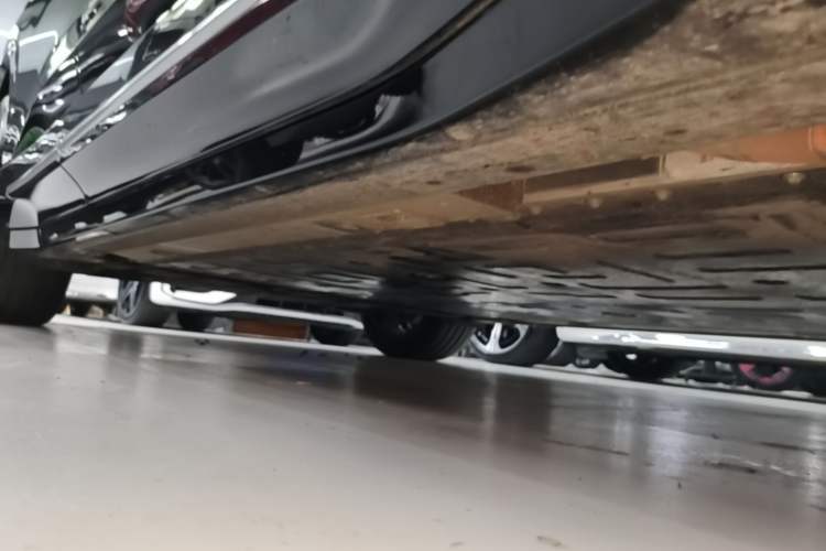 Used Nio ES6 2025 75 kWh Right Side Sill