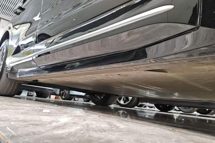 Used Nio ES6 2025 75 kWh Right Side Sill