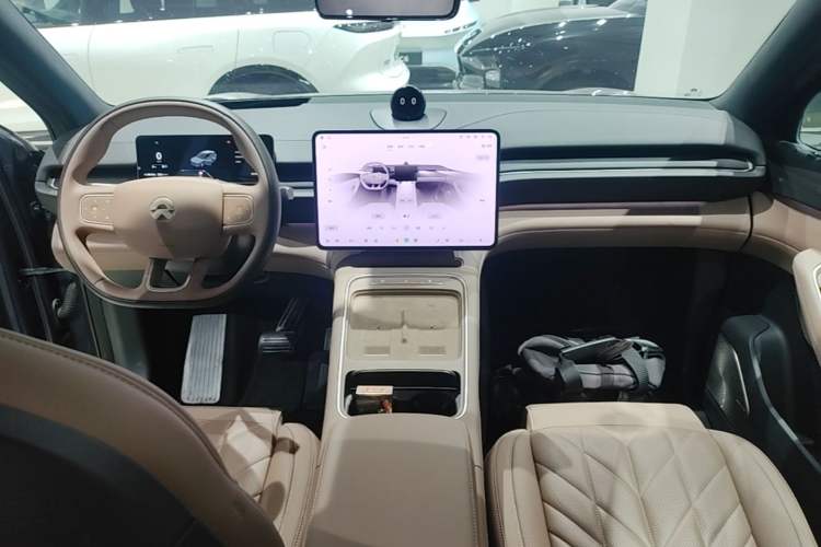 Used Nio ES6 2025 75 kWh Center Console