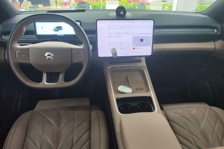 Used Nio ES6 2025 75 kWh Center Console
