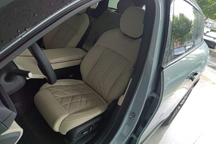 Used Nio ES6 2025 75 kWh Left Front Seat