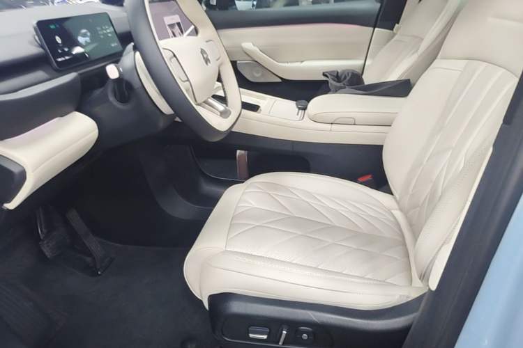 Used Nio ES6 2025 75 kWh Left Front Seat