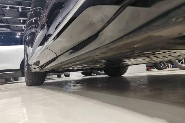 Used Nio ES6 2025 75 kWh Left Side Sill