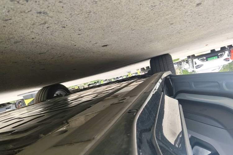 Used Nio ES6 2025 75 kWh Left Side Sill