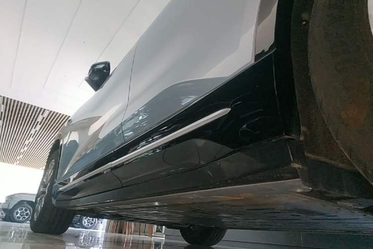 Used Nio ES6 2025 75 kWh Left Side Sill