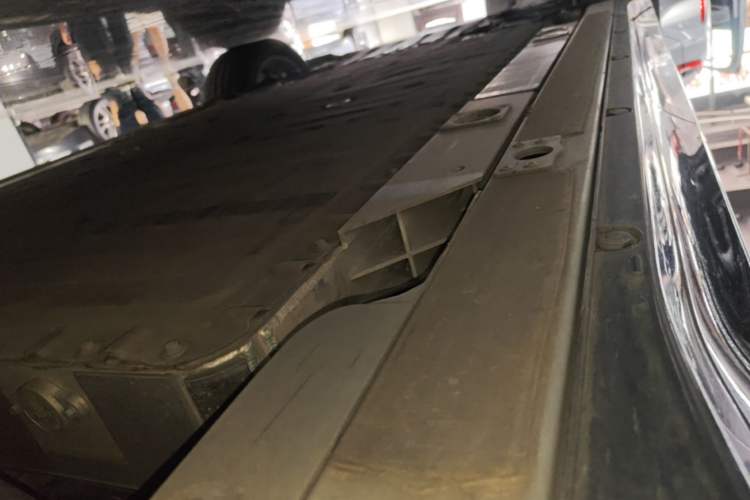 Used Nio ES6 2025 75 kWh Left Side Sill