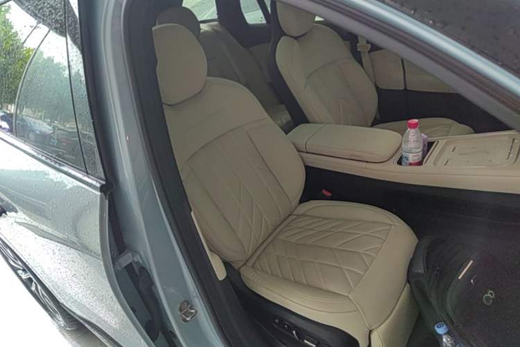 Used Nio ES6 2025 75 kWh Right Front Seat