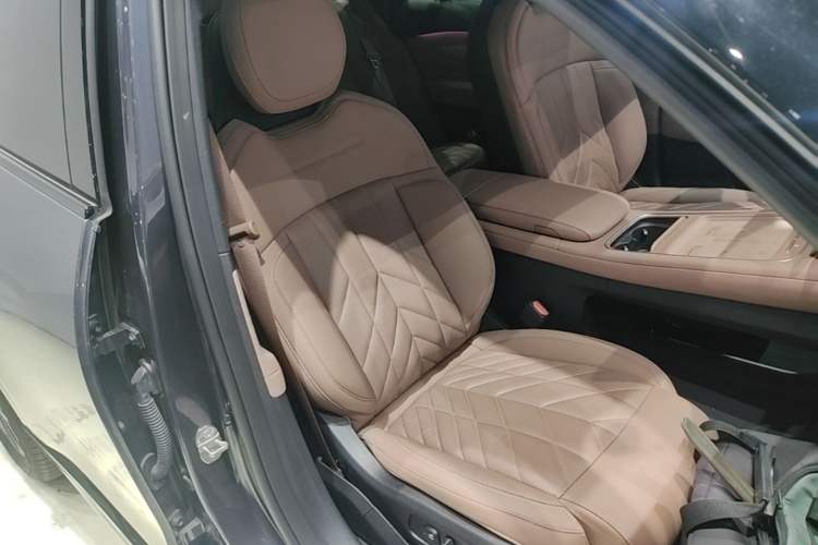 Used Nio ES6 2025 75 kWh Right Front Seat