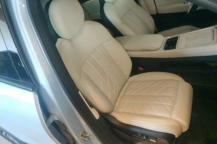 Used Nio ES6 2025 75 kWh Right Front Seat