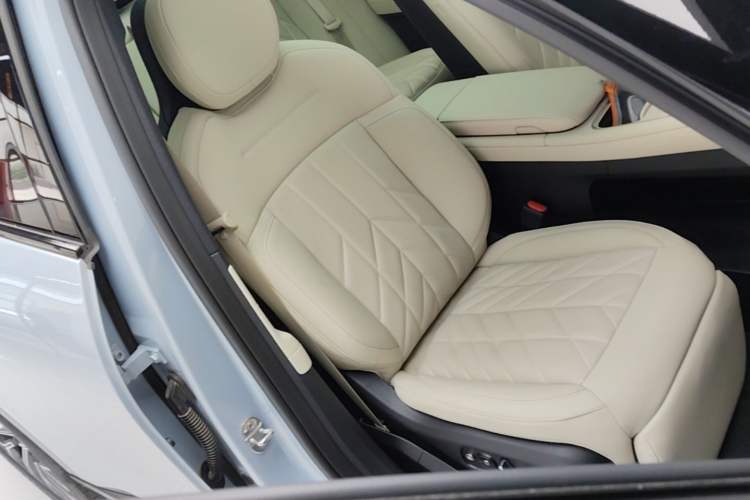 Used Nio ES6 2025 75 kWh Right Front Seat