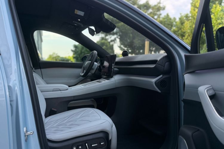 Used Nio ES6 2025 75 kWh Right Front Seat