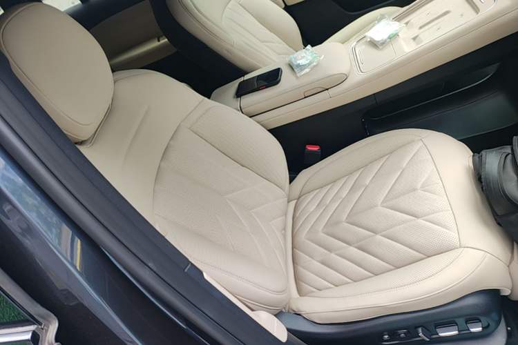 Used Nio ES6 2025 75 kWh Right Front Seat