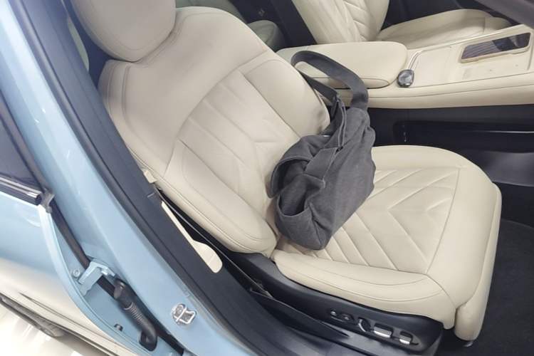 Used Nio ES6 2025 75 kWh Right Front Seat