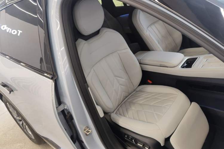 Used Nio ES6 2025 75 kWh Right Front Seat