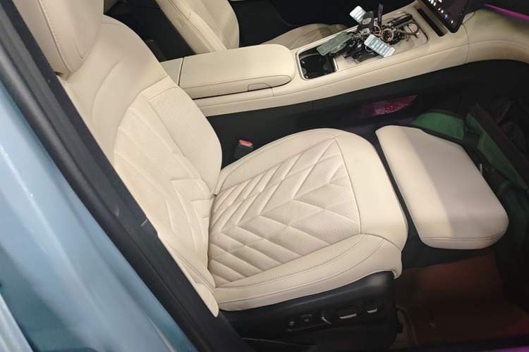 Used Nio ES6 2025 75 kWh Right Front Seat
