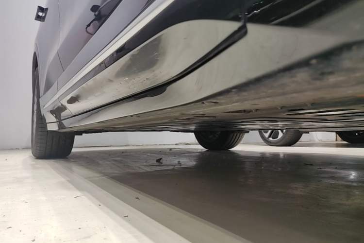 Used Nio ES6 2025 75 kWh Right Side Sill