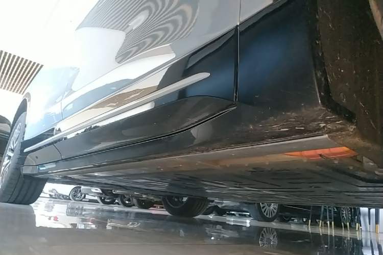 Used Nio ES6 2025 75 kWh Right Side Sill