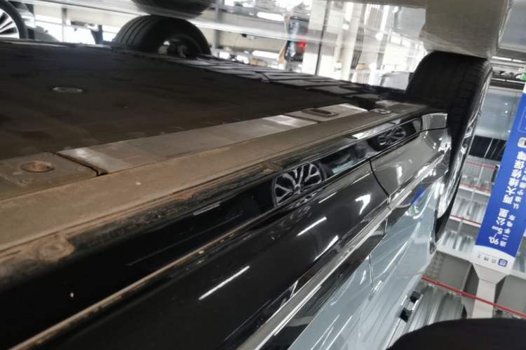 Used Nio ES6 2025 75 kWh Right Side Sill