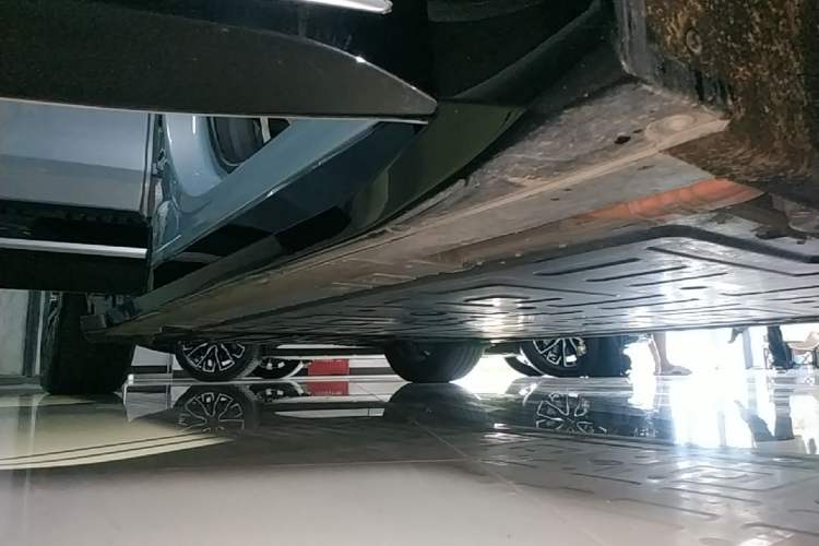 Used Nio ES6 2025 75 kWh Right Side Sill
