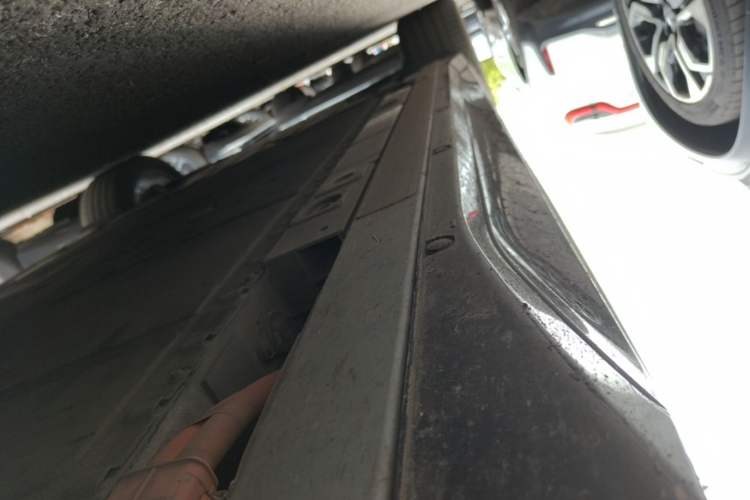 Used Nio ES6 2025 75 kWh Right Side Sill