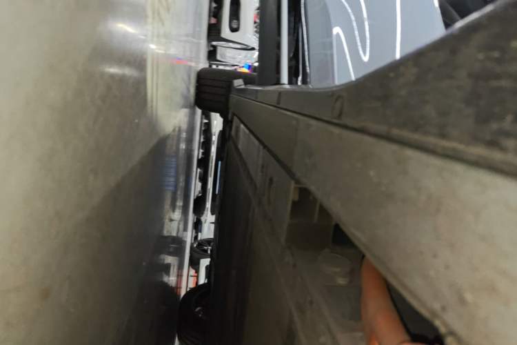 Used Nio ES6 2025 75 kWh Right Side Sill