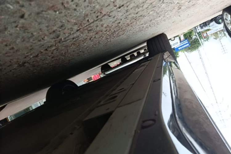 Used Nio ES6 2025 75 kWh Right Side Sill
