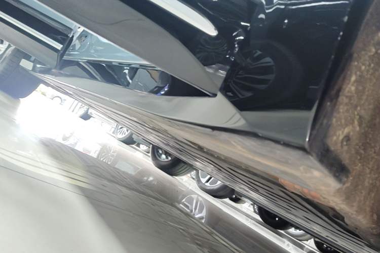 Used Nio ES6 2025 75 kWh Right Side Sill