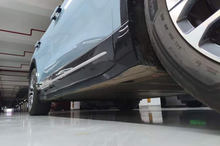 Used Nio ES6 2025 75 kWh Right Side Sill