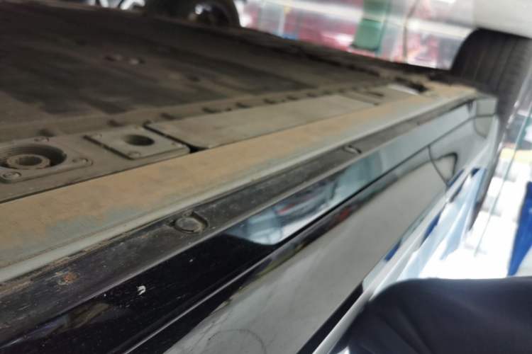 Used Nio ES6 2025 75 kWh Right Side Sill
