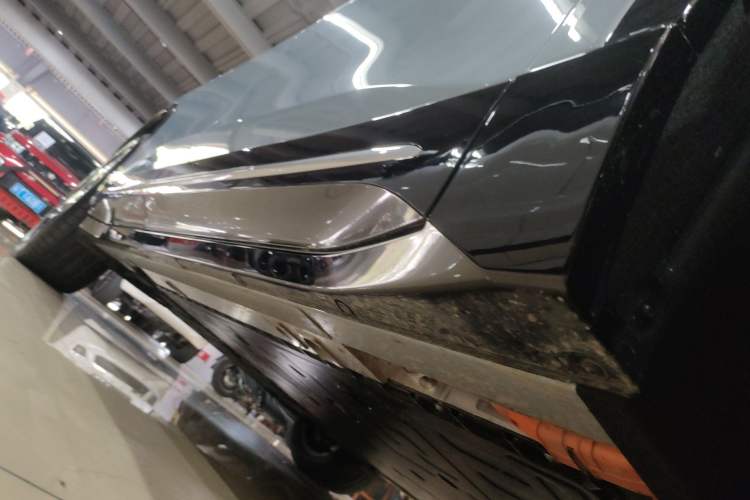 Used Nio ES6 2025 100 kWh Right Side Sill