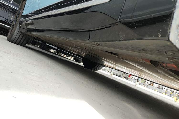 Used Nio ES6 2025 75 kWh Right Side Sill