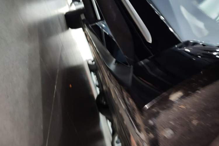 Used Nio ES6 2025 75 kWh Right Side Sill