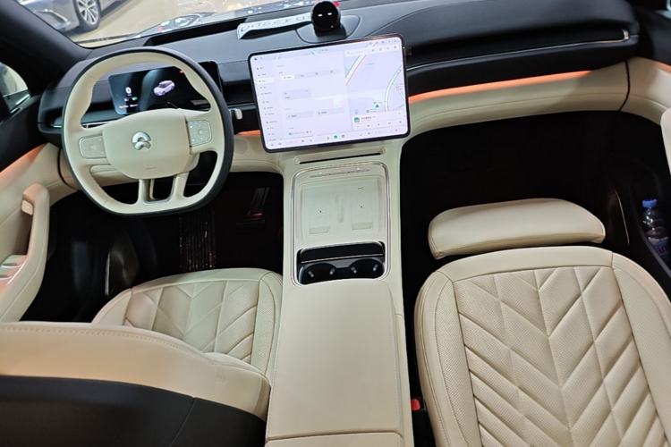Used Nio ES6 2025 75 kWh Center Console