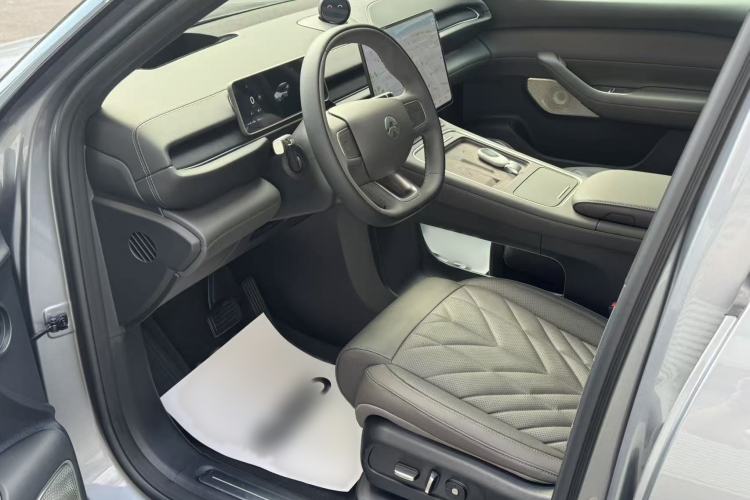 Used Nio ES6 2025 Model 100kWh 300,000th Anniversary Edition Interior 3