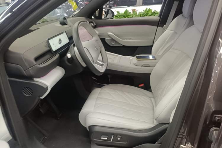 Used Nio ES6 2025 75 kWh Left Front Seat