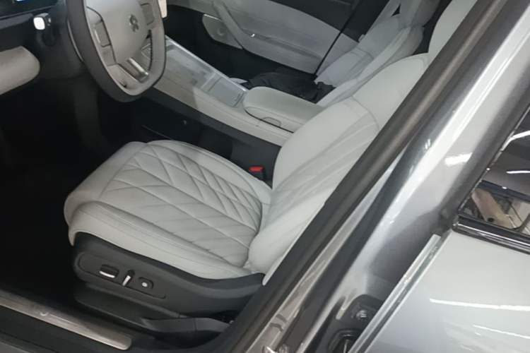 Used Nio ES6 2025 75 kWh Left Front Seat