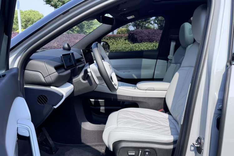 Used Nio ES6 2025 75 kWh Left Front Seat