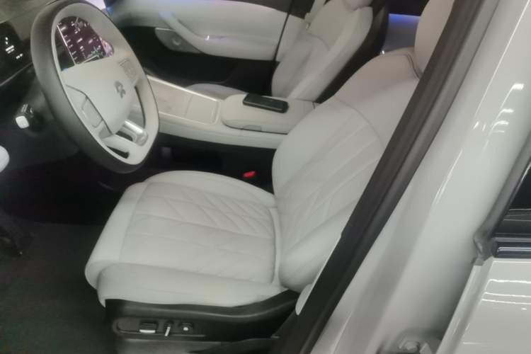 Used Nio ES6 2025 75 kWh Left Front Seat