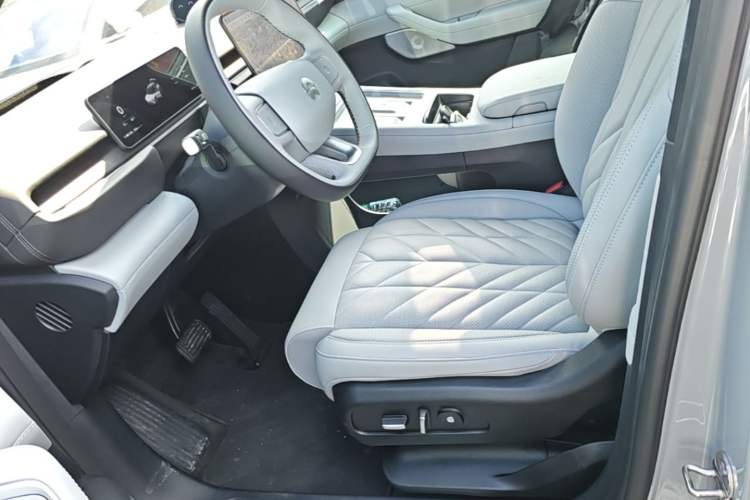 Used Nio ES6 2025 75 kWh Left Front Seat