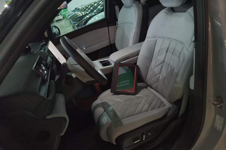 Used Nio ES6 2025 75 kWh Left Front Seat
