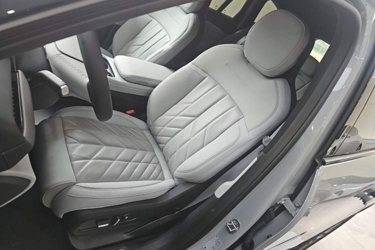 Used Nio ES6 2025 75 kWh Left Front Seat