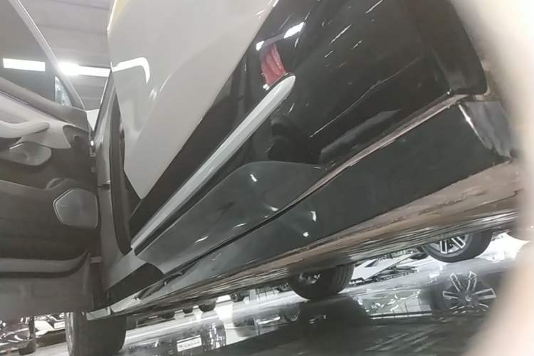 Used Nio ES6 2025 75 kWh Left Side Sill