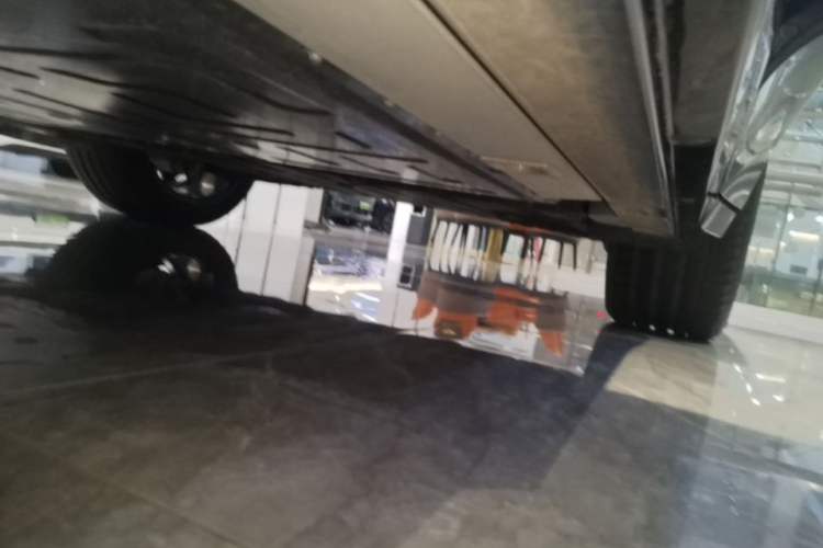 Used Nio ES6 2025 75 kWh Left Side Sill