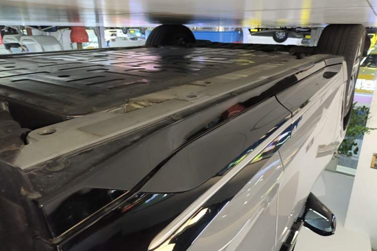 Used Nio ES6 2025 75 kWh Left Side Sill