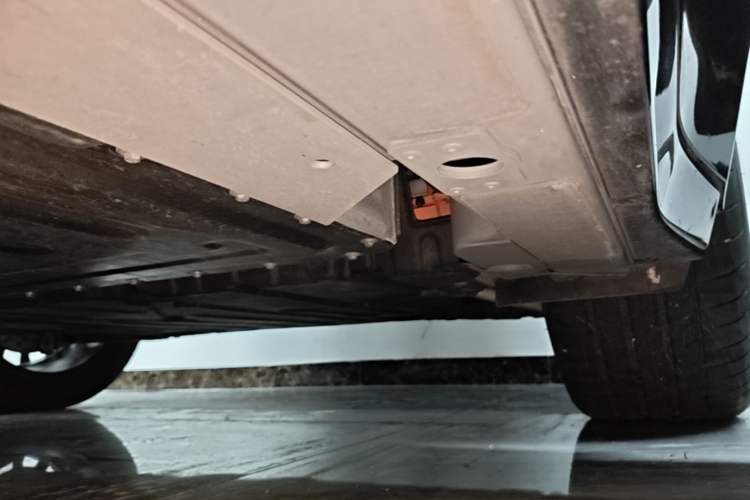 Used Nio ES6 2025 75 kWh Left Side Sill
