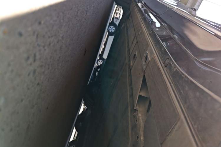Used Nio ES6 2025 75 kWh Left Side Sill