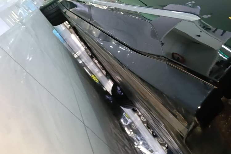 Used Nio ES6 2025 75 kWh Left Side Sill