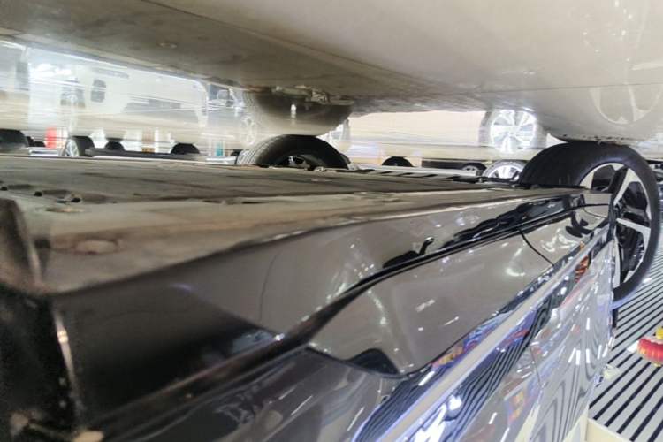 Used Nio ES6 2025 75 kWh Left Side Sill