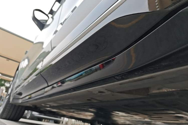 Used Nio ES6 2025 75 kWh Left Side Sill